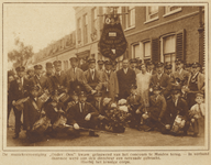 871308 Groepsportret van leden van de muziekvereniging 'Onder Ons', bij de serenade gebracht aan de dirigent, op een ...